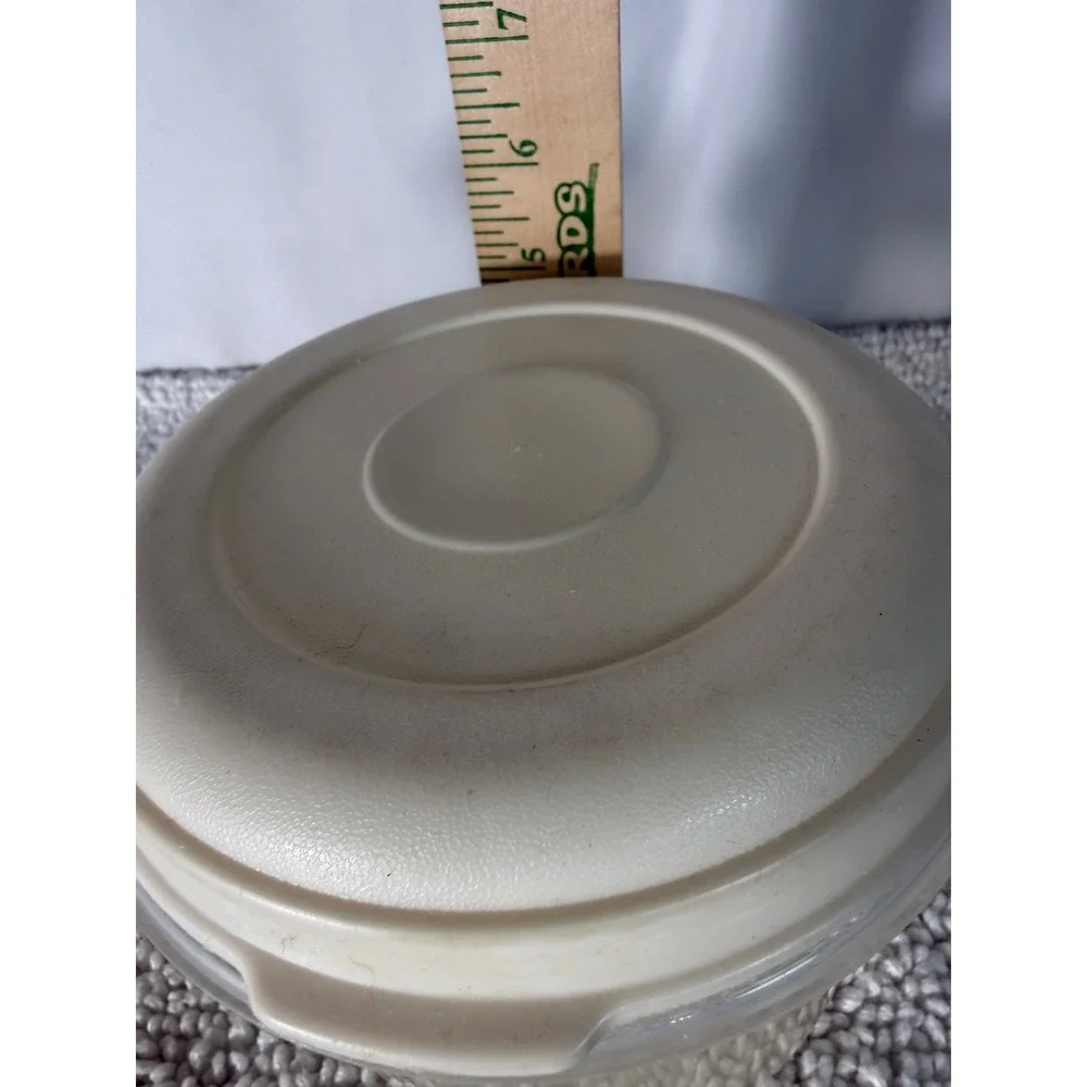 Rubbermaid Servin Saver Vintage Food Storage Set 6 Cup and‎ 1/2 Cup Almond Lids